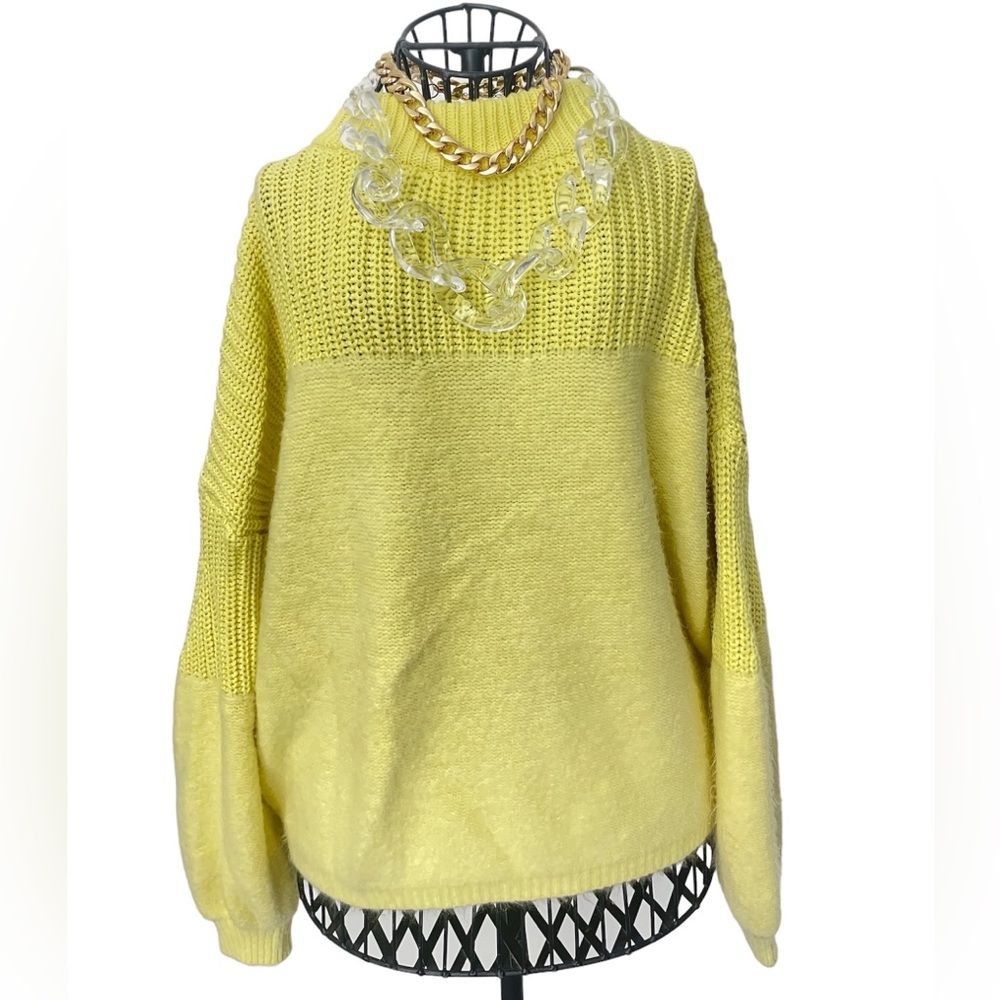 Oversized pastel yellow sweater size S